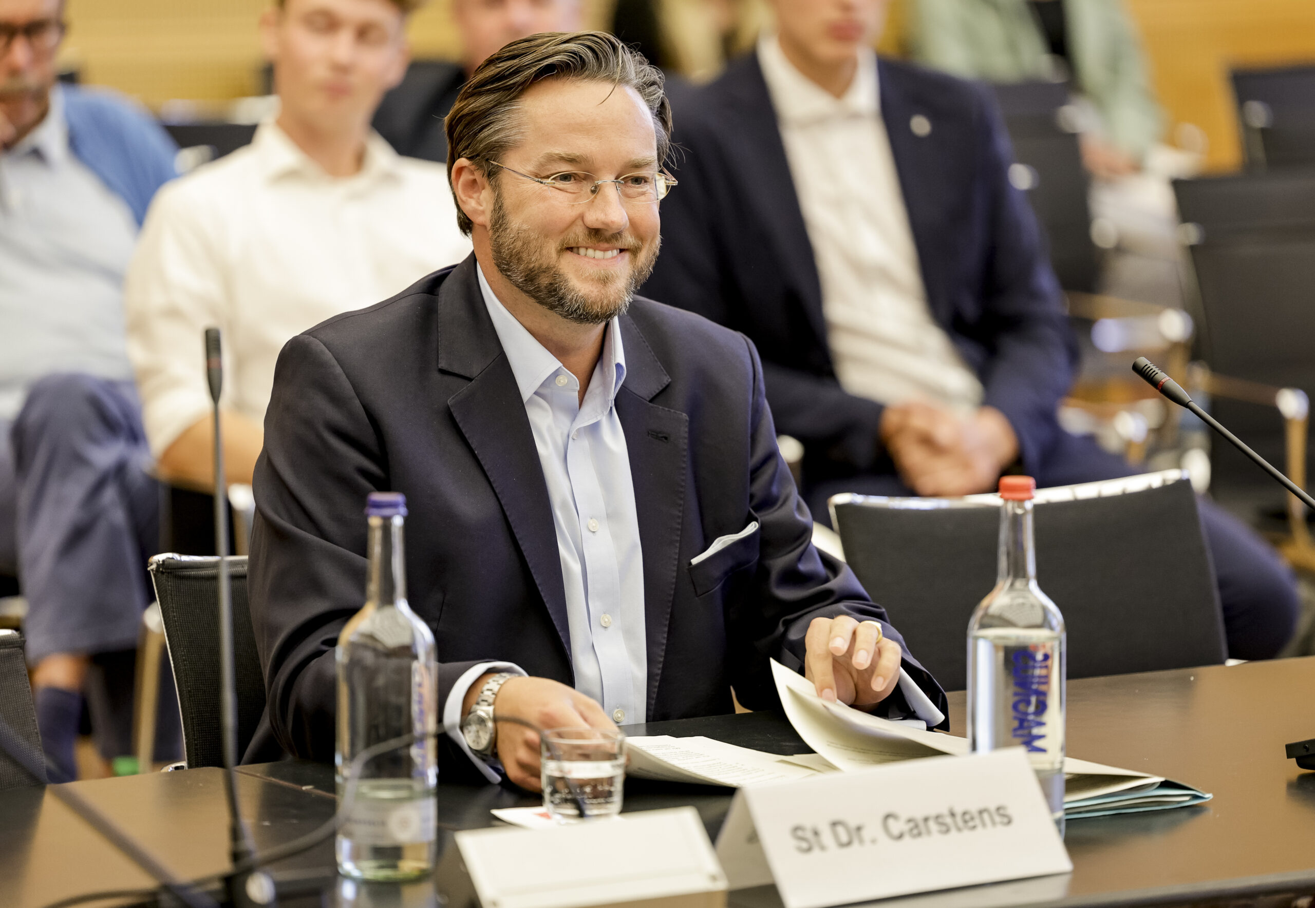 Otto Carstens (CDU), Justizstaatssekretär in Schleswig-Holsteins, sitzt in der Sitzung des Innen- und Rechtsausschuss der schleswig-holsteinischen Landesregierung.
