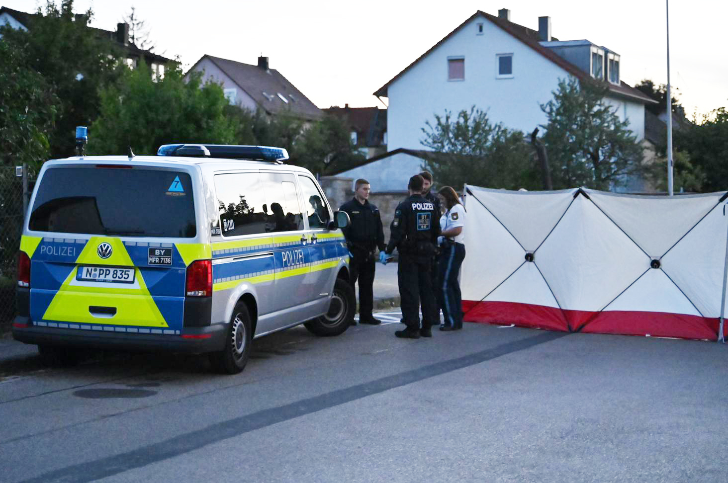Am Donnerstagabend hatte ein 30-Jähriger in Ansbach Passanten mit einem Messer angegriffen.