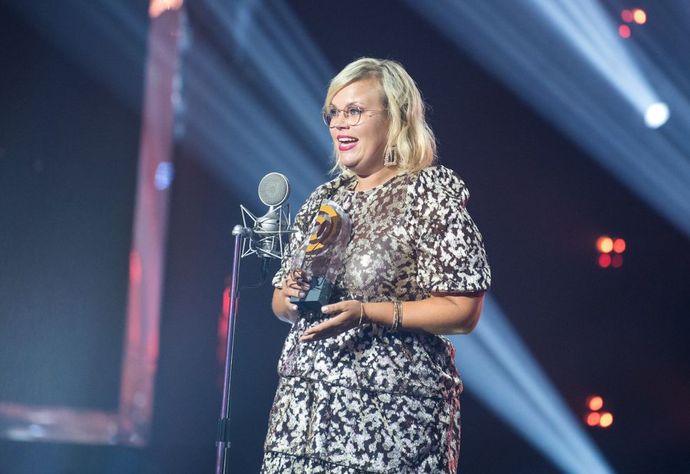 Während der Verleihung des Deutschen Radiopreises 2022 steht Martina Schönherr vom Sender N-JOY vom NDR auf der Bühne mit dem Preis in der Kategorie "Beste Moderatorin".