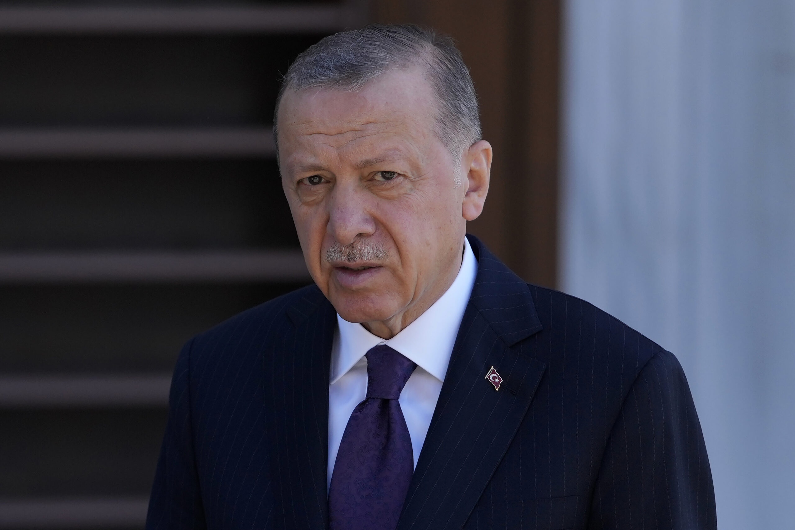 Erdogan schaut ernst vor einem Gespräch mit Journalisten