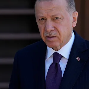 Erdogan schaut ernst vor einem Gespräch mit Journalisten