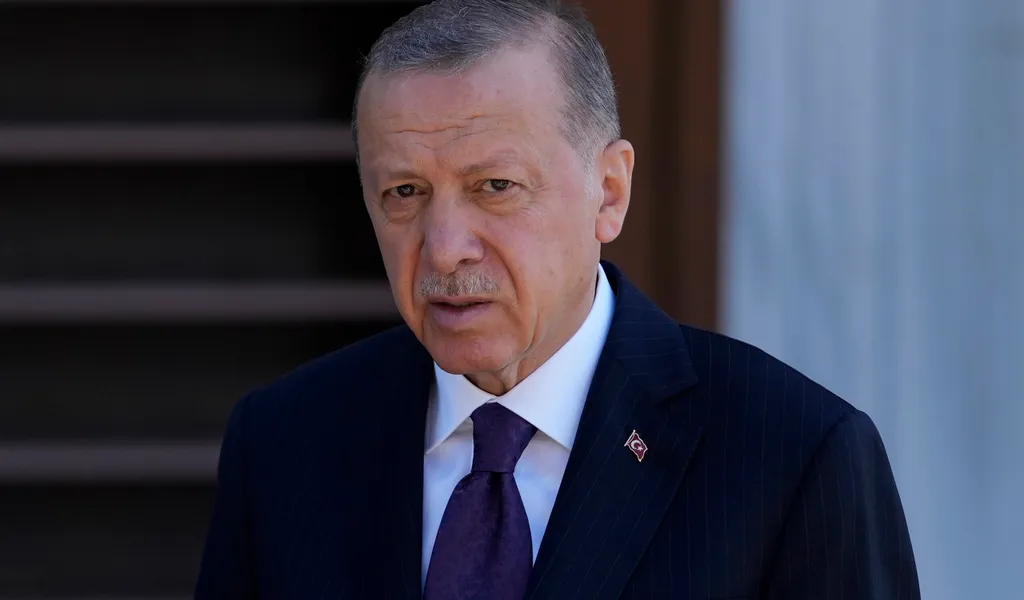 Erdogan schaut ernst vor einem Gespräch mit Journalisten