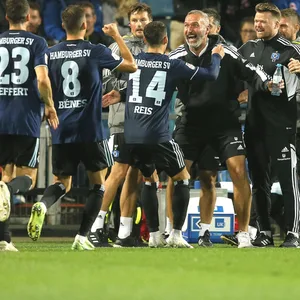 Ludovit Reis läuft in Tim Walters Arme