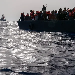 Menschen sitzen in einem überfüllten Boot