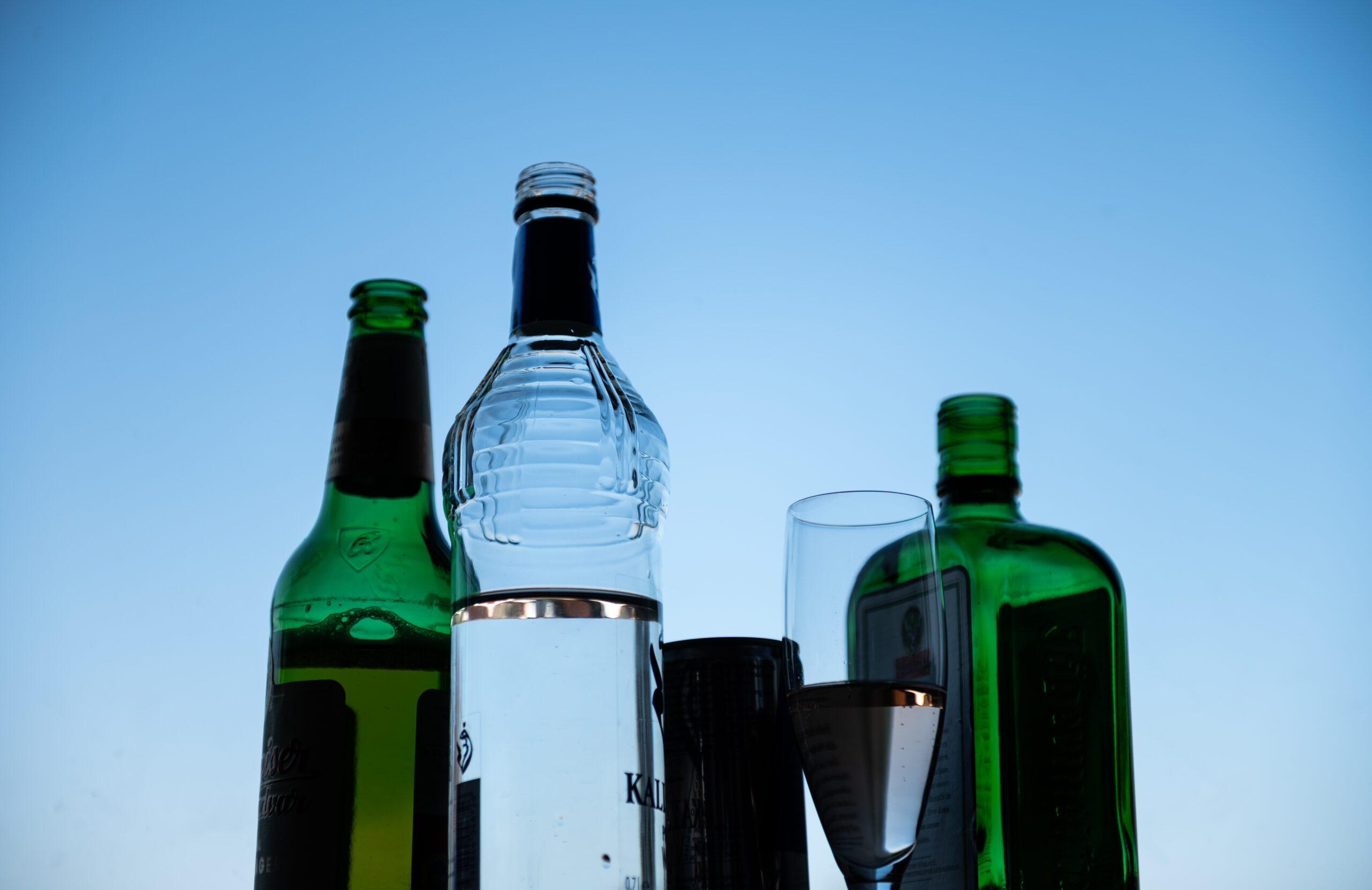 Eine Hamburger Studie zeigt: Neben Alkoholsucht wird eine weitere immer mehr zum Problem bei Jugendlichen. (Symbolbild Flaschen)
