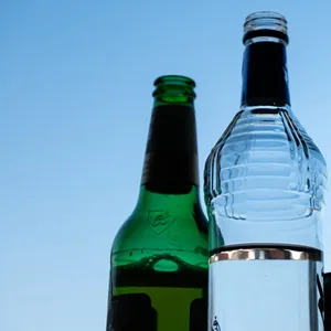 Eine Hamburger Studie zeigt: Neben Alkoholsucht wird eine weitere immer mehr zum Problem bei Jugendlichen. (Symbolbild Flaschen)
