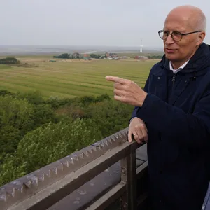 Peter Tschentscher (l, SPD), Erster Bürgermeister und Präsident des Senats der Freien und Hansestadt Hamburg, steht neben Christian Griebel, Inselwart der Insel Neuwerk, auf dem Leuchtturm der Nordsee-Insel Neuwerk.