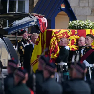 Königliche Wachen tragen den Sarg von Königin Elizabeth II. zu Beginn der Prozession vom Palace of Holyroodhouse zur St. Giles Cathedral.