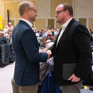 Kruse und Coste schütteln beim Parteitag Hände