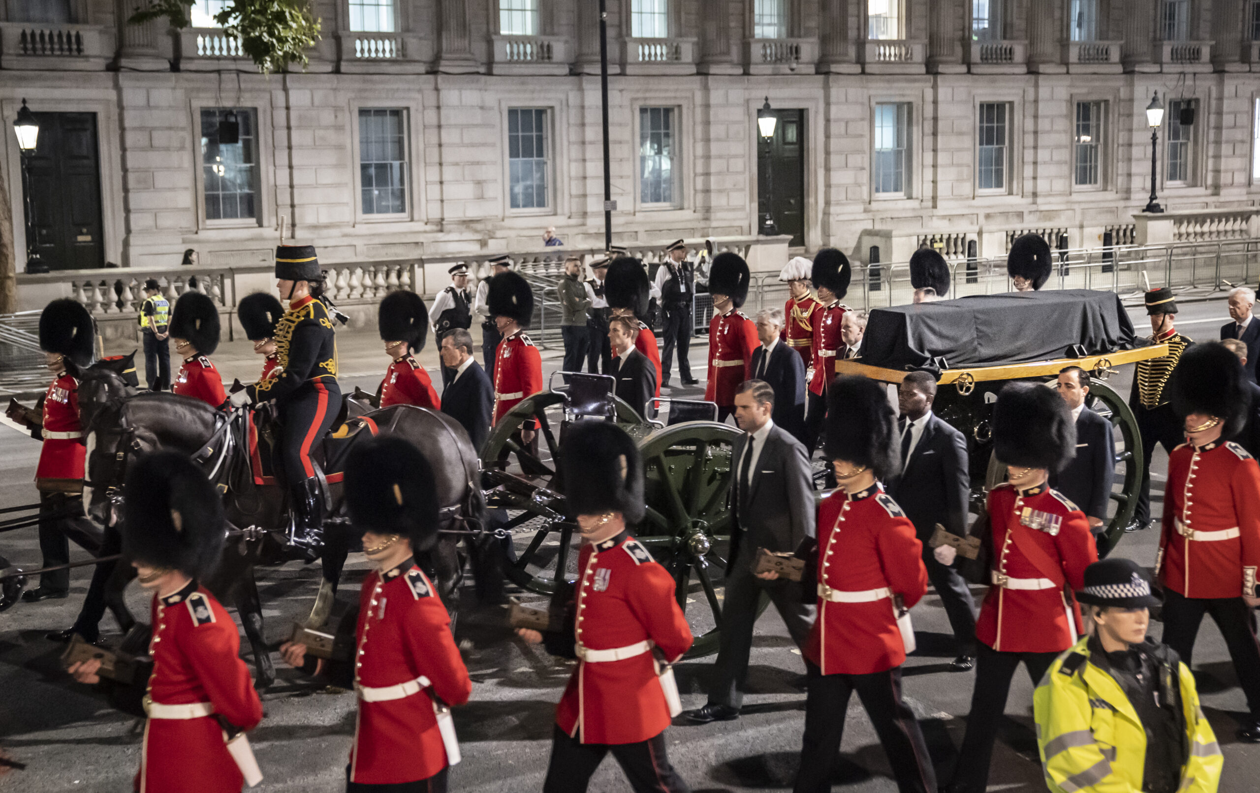 Probe für Montag: Mitglieder der Königsgarde marschieren für die Prozession mit dem Sarg von Königin Elizabeth II. vom Buckingham Palace zur Westmister Hall in London.