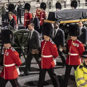 Probe für Montag: Mitglieder der Königsgarde marschieren für die Prozession mit dem Sarg von Königin Elizabeth II. vom Buckingham Palace zur Westmister Hall in London.