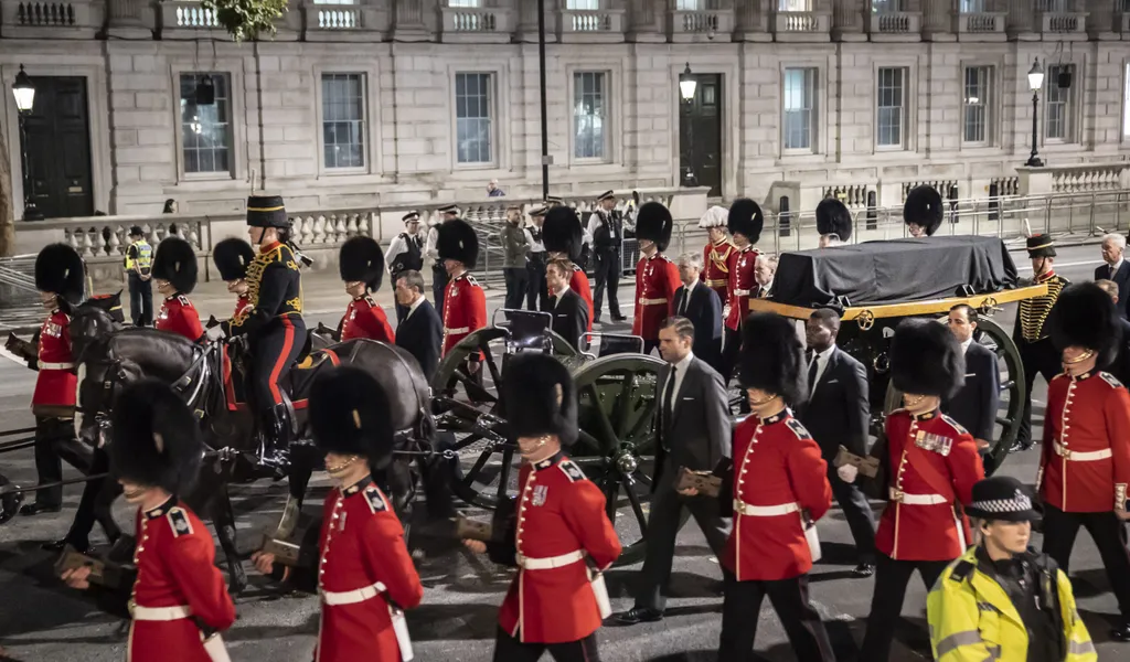 Probe für Montag: Mitglieder der Königsgarde marschieren für die Prozession mit dem Sarg von Königin Elizabeth II. vom Buckingham Palace zur Westmister Hall in London.