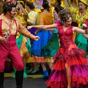 Hauptdarstellerin Maria Kataeva (Mitte) als Carmen und Darsteller Tomislav Muzek (links) als Don Jose spielen "Carmen" in der Staatsoper.