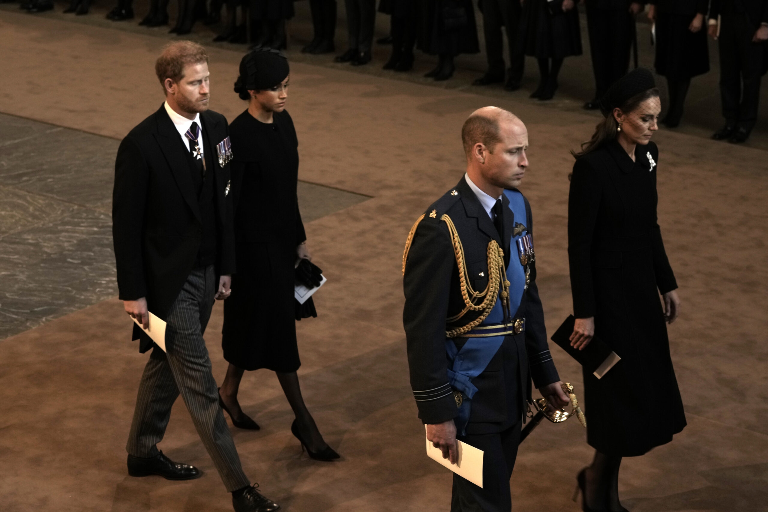 Prinz Harry (l-r), Herzog von Sussex, und Meghan, Herzogin von Sussex, und Prinz William, Prinz von Wales, und Kate, Prinzessin von Wales, verlassen die Westminster Hall.