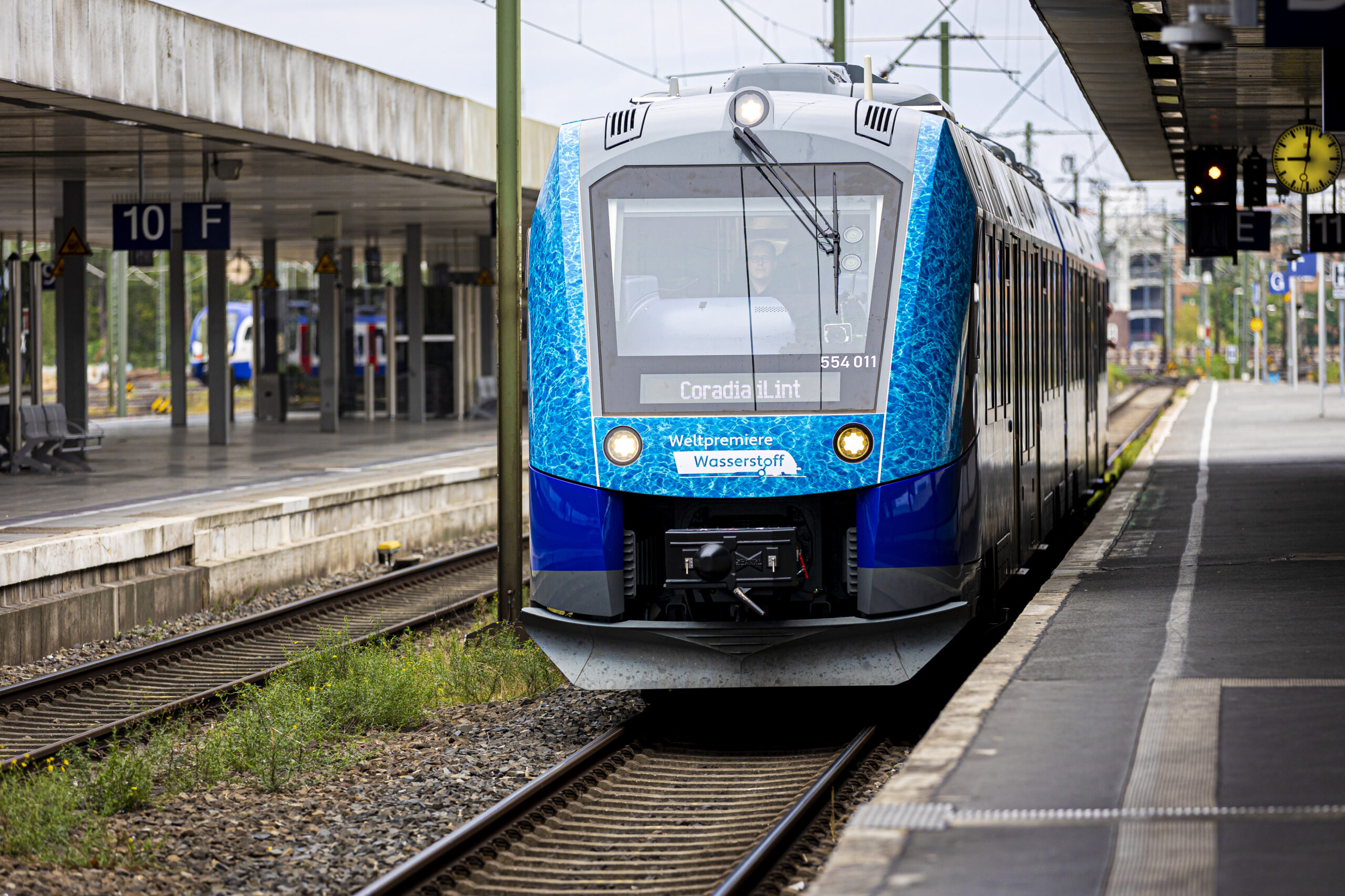 Der Wasserstoffzug Coradia iLint fährt in den Hauptbahnhof Hannover ein.