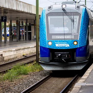 Der Wasserstoffzug Coradia iLint fährt in den Hauptbahnhof Hannover ein.