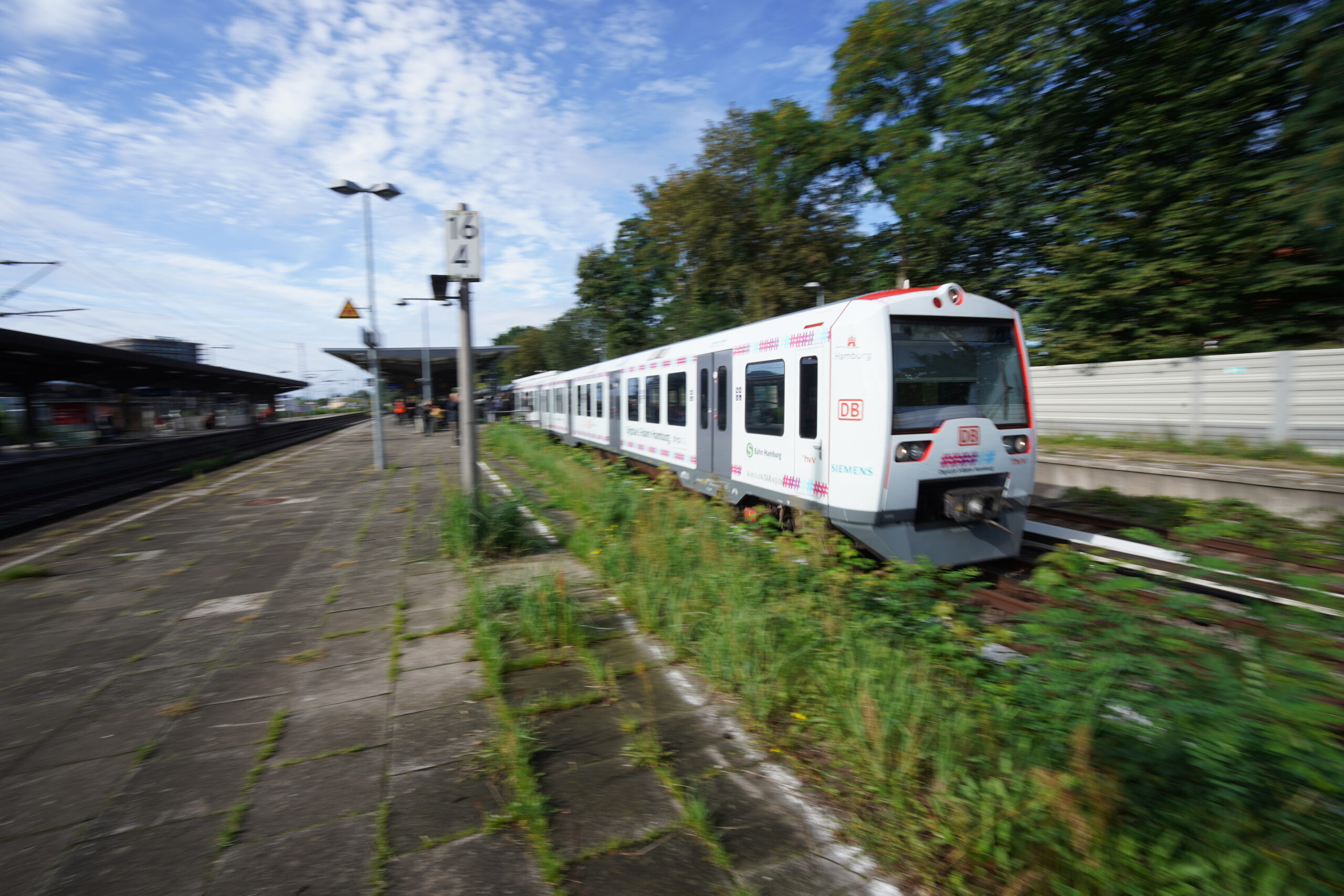 Eine digitale S-Bahn der Linie S2 verlässt den am Bahnhof Bergedorf.