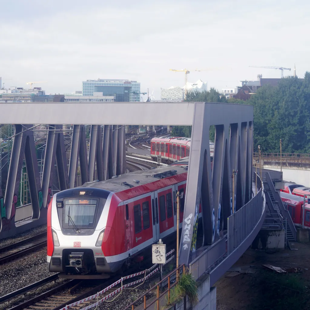 S-Bahnen fahren am Bahnhof Berliner Tor ein.