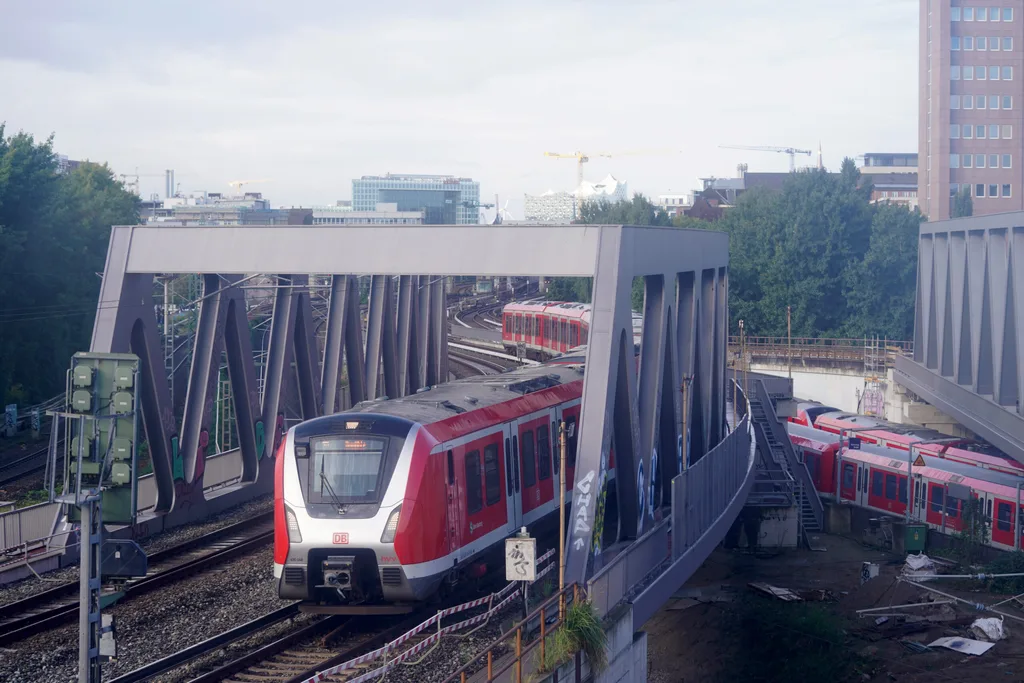 S-Bahnen fahren am Bahnhof Berliner Tor ein.