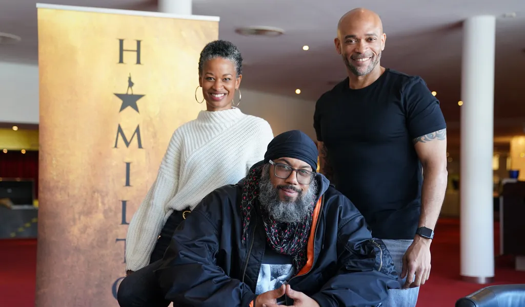 Samy Deluxe (M), Denise Obedekah, künstlerische Leiterin des Musicals „Hamilton“, sowie Charles Simmons, Darsteller des George Washington im Musical „Hamilton“