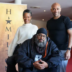 Samy Deluxe (M), Denise Obedekah, künstlerische Leiterin des Musicals „Hamilton“, sowie Charles Simmons, Darsteller des George Washington im Musical „Hamilton“
