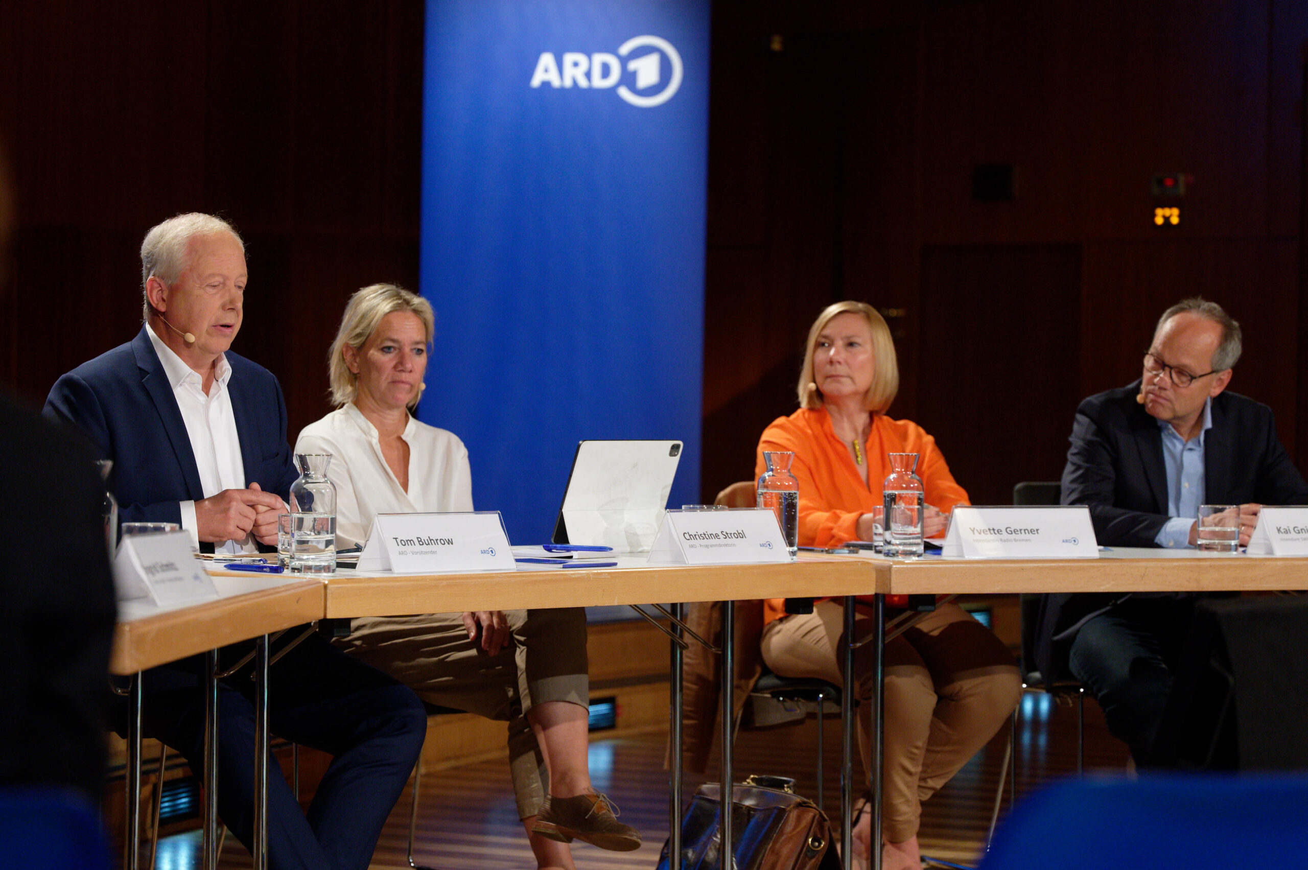Tom Buhrow, aktueller ARD-Vorsitzender und WDR-Intendant, Christine Strobl, ARD-Programmdirektorin, Yvette Gerner, Intendantin von Radio Bremen, und Kai Gniffke, SWR-Intendant und zukünftiger ARD-Vorsitzender, nehmen an einem Pressegespräch teil.