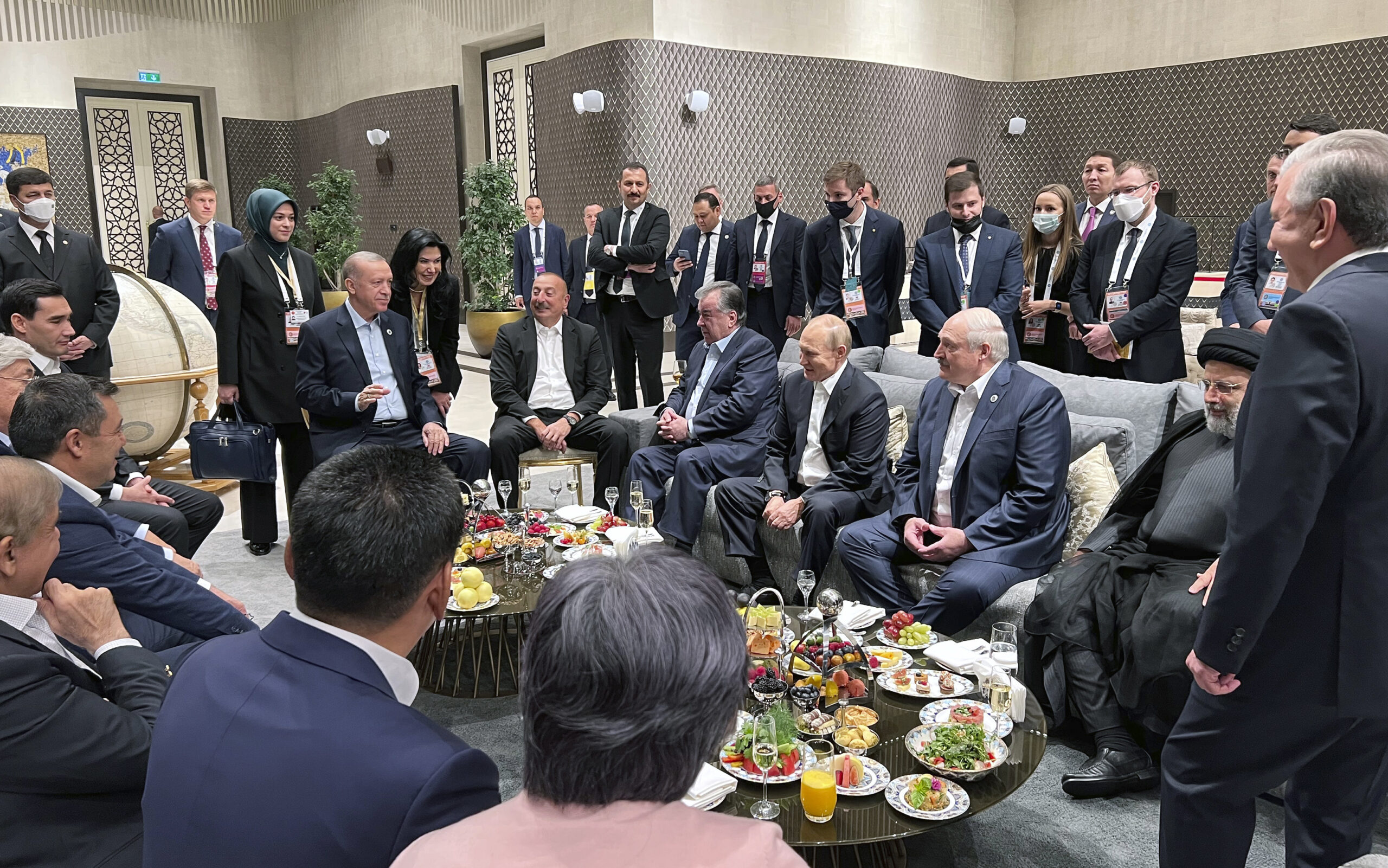Recep Tayyip Erdogan (auf dem Stuhl sitzend, l.), Präsident der Türkei, im Gespräch mit Ilham Aliyev (sitzend, 5.v.r), Präsident von Aserbaidschan, sowie SEmomalij Rahmon (sitzend, 4.v.r), Präsident von Tadschikistan, Wladimir Putin (sitzend, 3.v.r), Präsident von Russland, Alexander Lukaschenko (sitzend, 2.v.r), Präsident von Belarus und Ebrahim Raisi (sitzend, r), Präsident des Iran, beim Gipfel der Shanghaier Organisation für Zusammenarbeit (SCO).