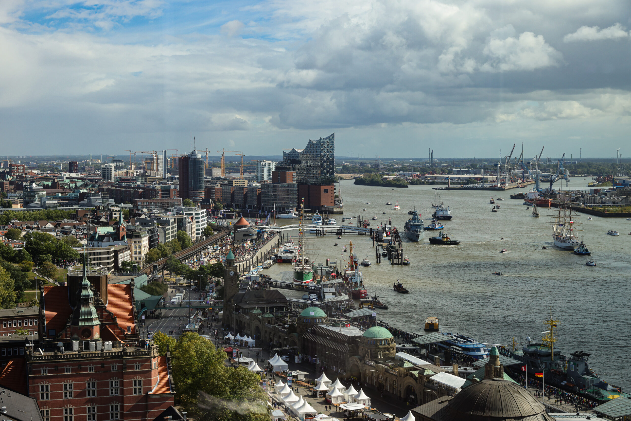 Nach zweijähriger Corona-Pause findet in Hamburg der Hafengeburtstag wieder statt.