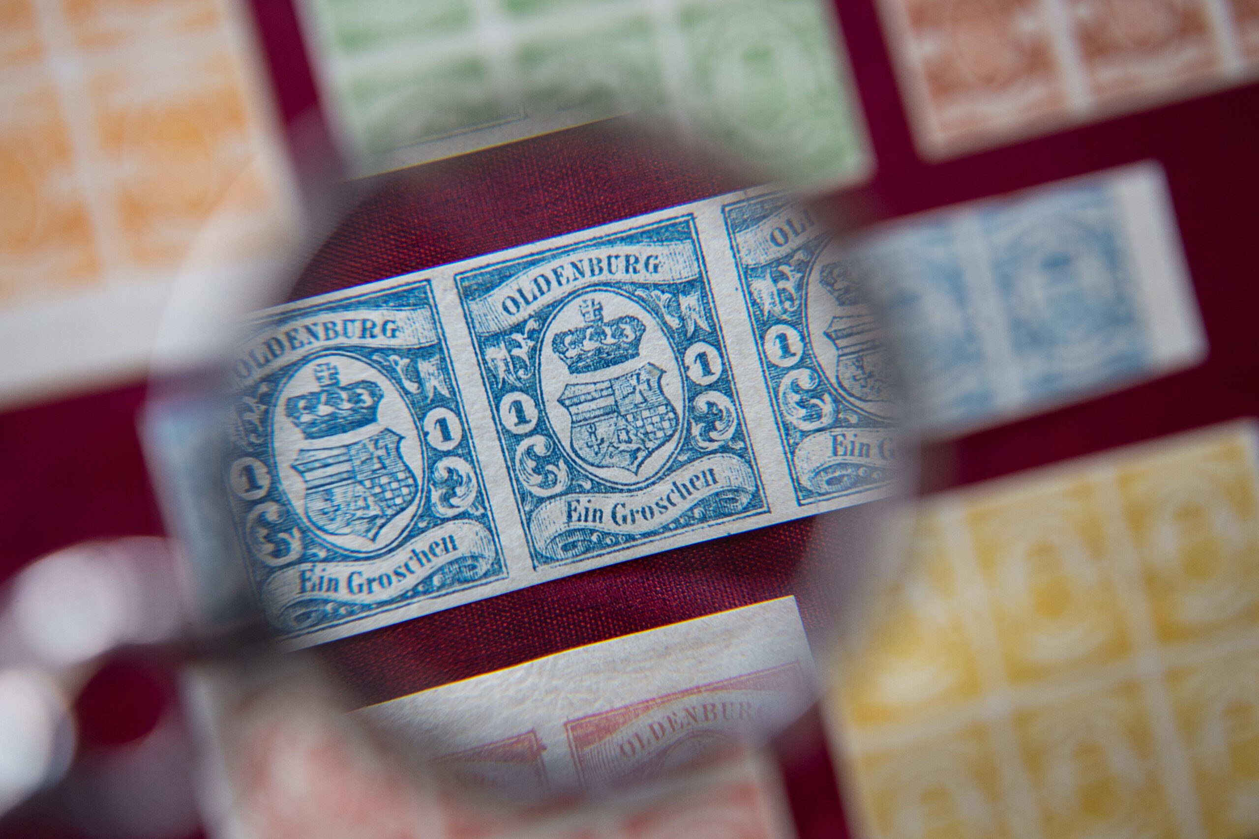 Briefmarken, bekannt als „Die Supereinheiten“ aus dem Sammelgebiet Oldenburg.