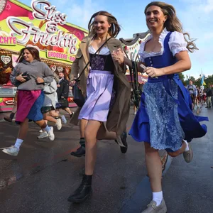 Die ersten Wiesnbesucher rennen nach dem Einlass zu den Festzelten. Das 187. Münchener Oktoberfest ist gestartet.