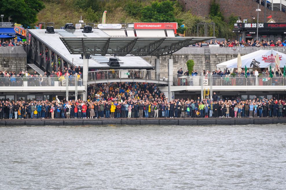 Schaulustige stehen dicht gedrängt auf den Landungsbrücken und warten auf das traditionelle Schlepperballett am Samstag.