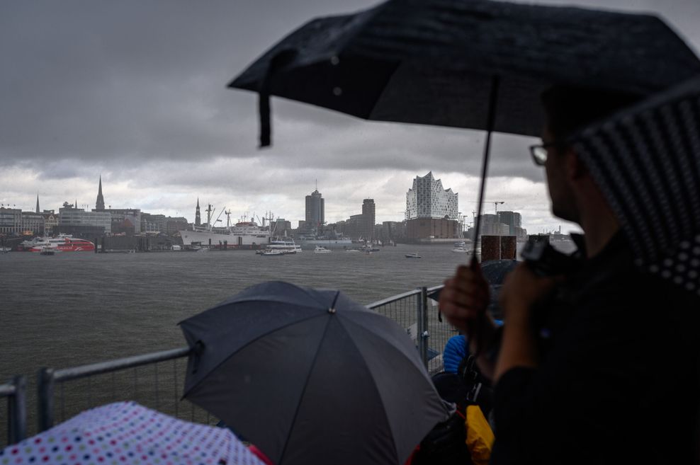 Besucher des Hafengeburtstag mussten sich dieses Jahr mit wechselhaftem Schmuddelwetter begüngen.