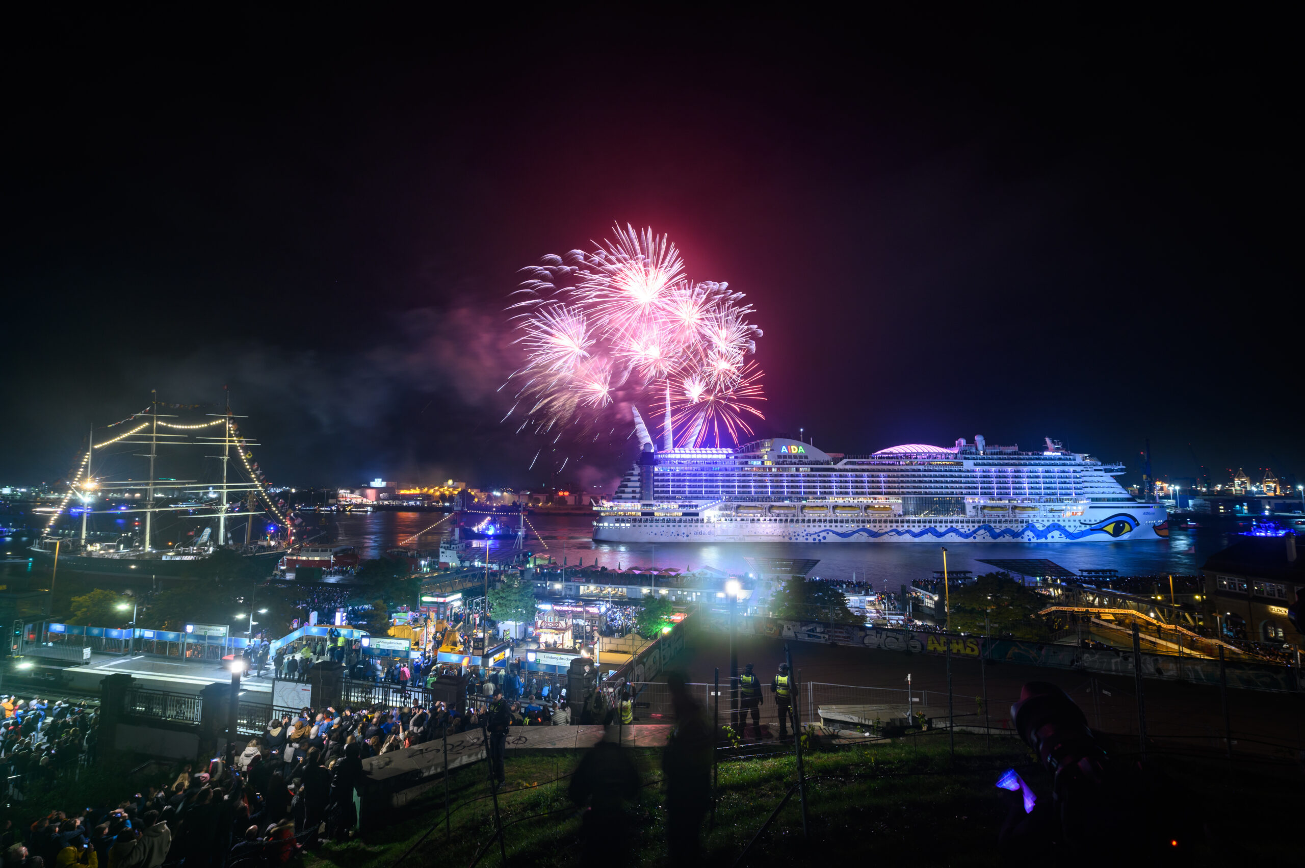Das Kreuzfahrtschiff „AIDA Prima“ bei der Licht-Show am Samstagabend. 50.000 Besucher kamen, um das Spektakel samt Feuerwerk zu bestaunen.