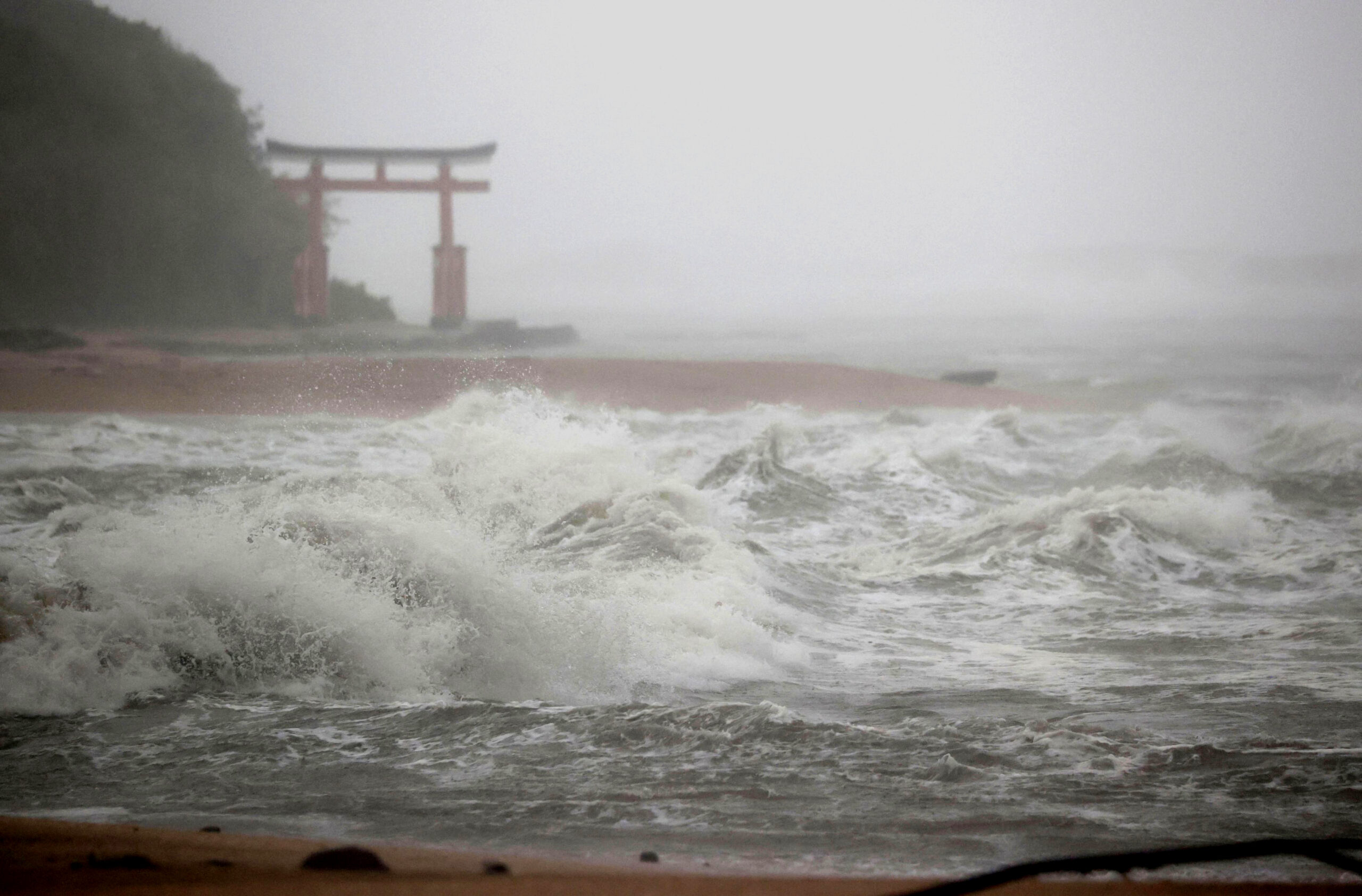 Wellen schlagen an die Küste in Miyazaki, Südjapan, als ein starker Taifun die Region überzog.