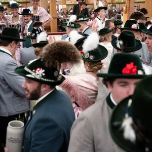 Menschen im Festzelt