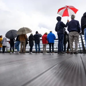 Schon beim Hafengeburtstag am Wochenende wurde es in Hamburg herbstlich. Am Montag kann es sogar Gewitter geben.