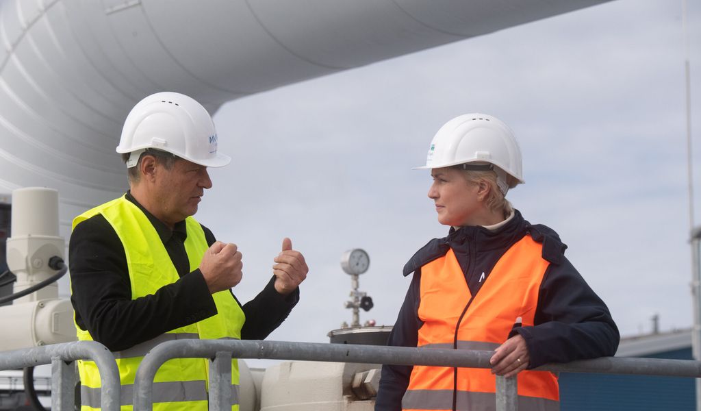 Bundeswirtschaftsminister Robert Habeck (Grüne) und Ministerpräsidentin Manuela Schwesig (SPD) besichtigen am Energiestandort Lubmin, auf dem Gelände der Firma Gascade Gastransport GmbH, einen geplanten Einspeisepunkt.