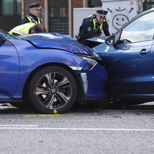 Zwei Fahrzeuge stehen nach einem Verkehrsunfall auf der Willy-Brandt-Straße auf der Fahrbahn.