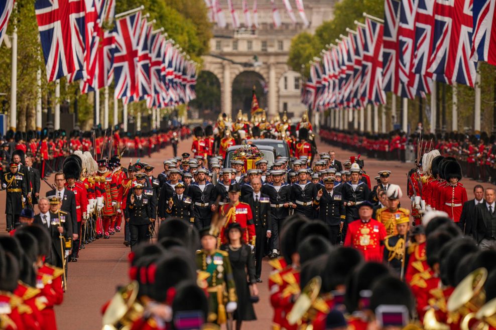 Der Sarg von Königin Elizabeth II. wird in einer feierlichen Prozession nach der Trauerfeier in der Westminster Abbey auf einer Lafette durch die Straßen Londons gezogen.