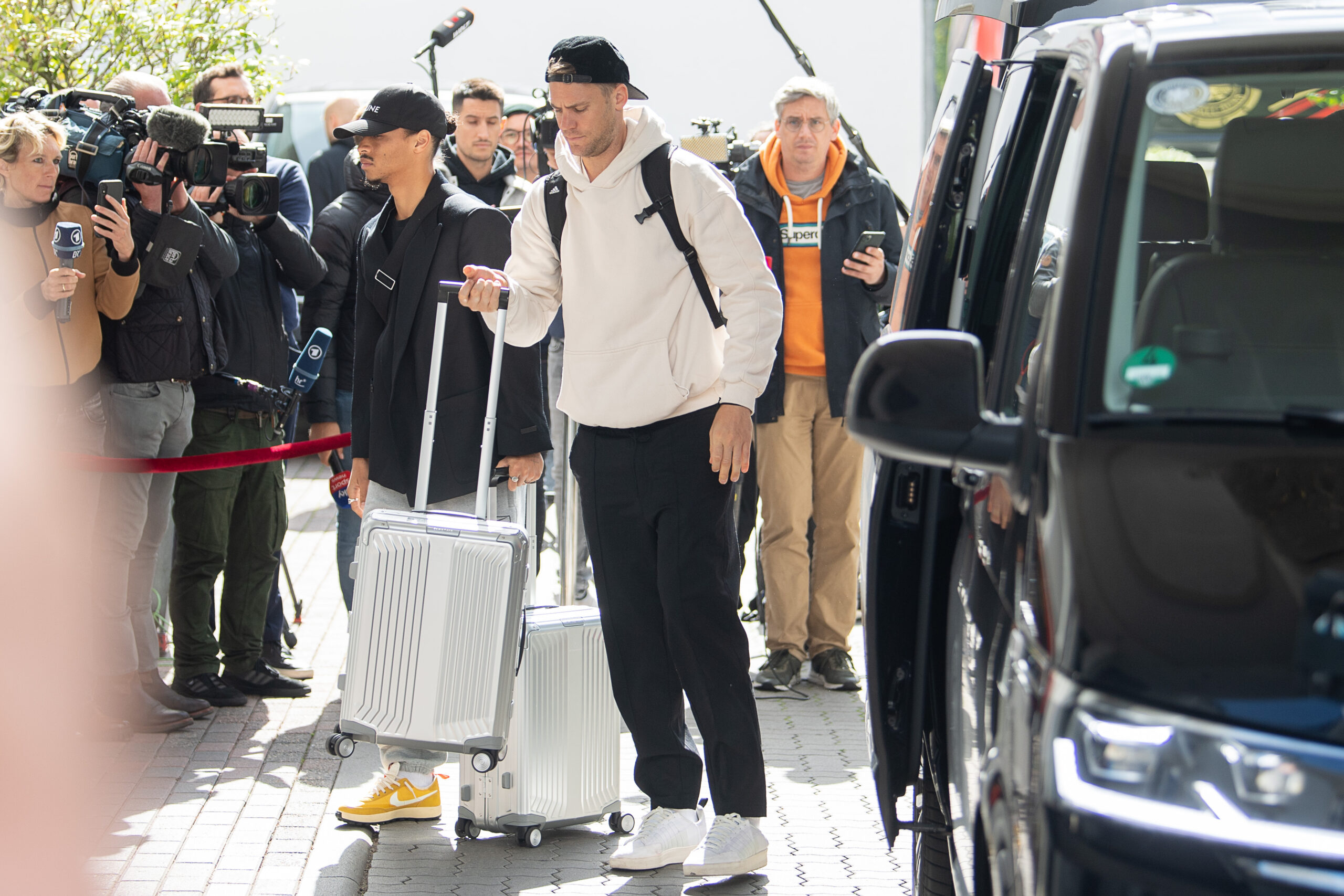 Manuel Neuer bei der Ankunft im DFB-Hotel am Montag. Der Torhüter musste wenig später mit einer Corona-Infektion abreisen.
