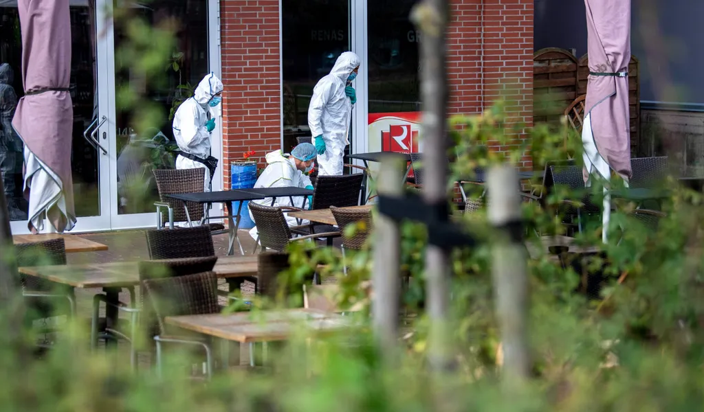 Einsatzkräfte der Polizei suchen nach einem Tötungsdelikt in einem Restaurant in der Innenstadt von Stade am Tatort nach Spuren.