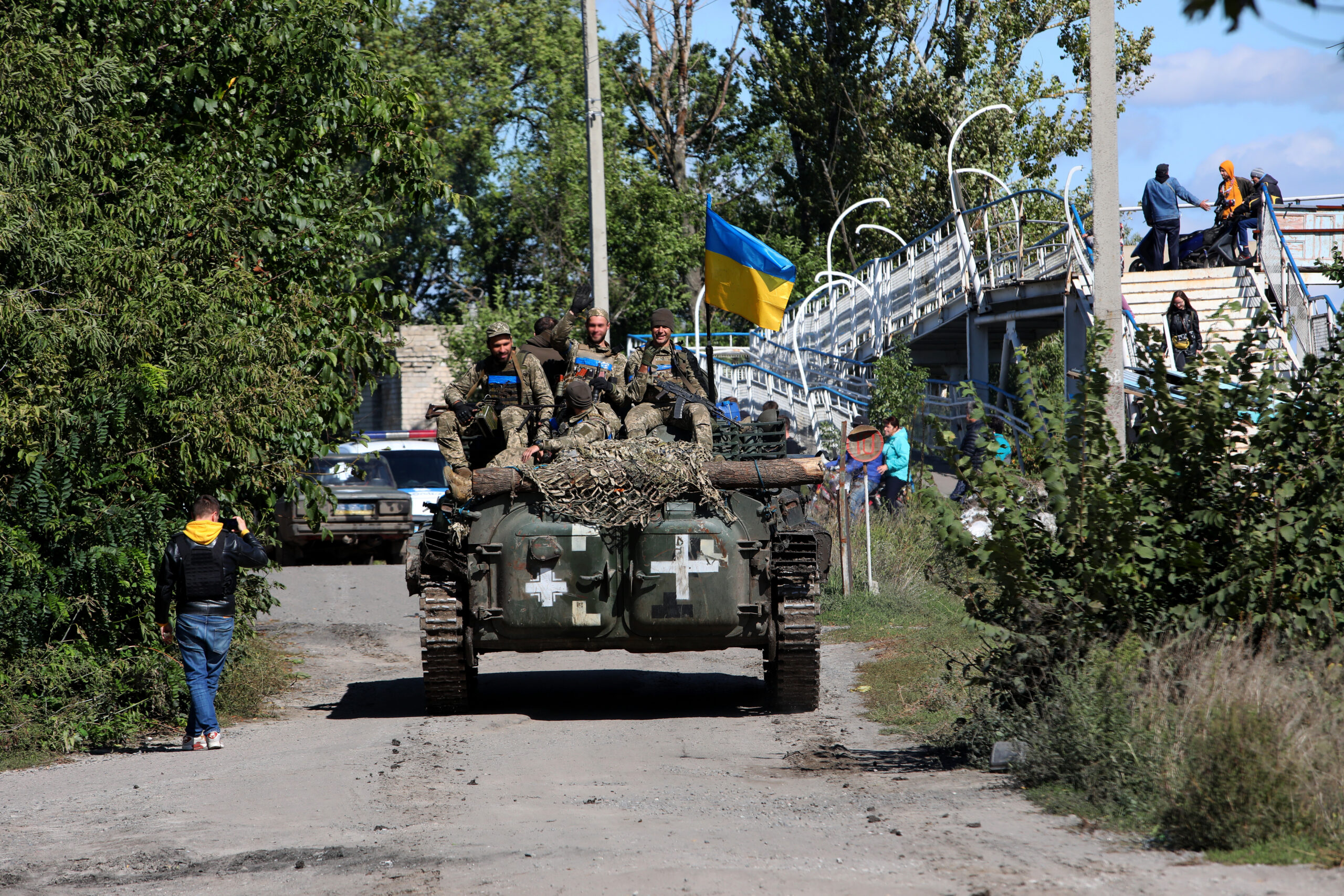Ukrainische Soldaten fahren mit einem Militärfahrzeug.