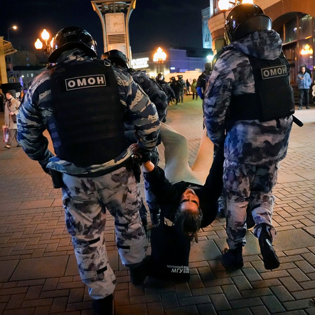 Polizisten halten einen Demonstranten während einer Demonstration gegen die Verkündung der Teilmobilmachung fest. Der russische Präsident Putin hat mit sofortiger Wirkung eine Teilmobilisierung von Reservisten in Russland angeordnet.