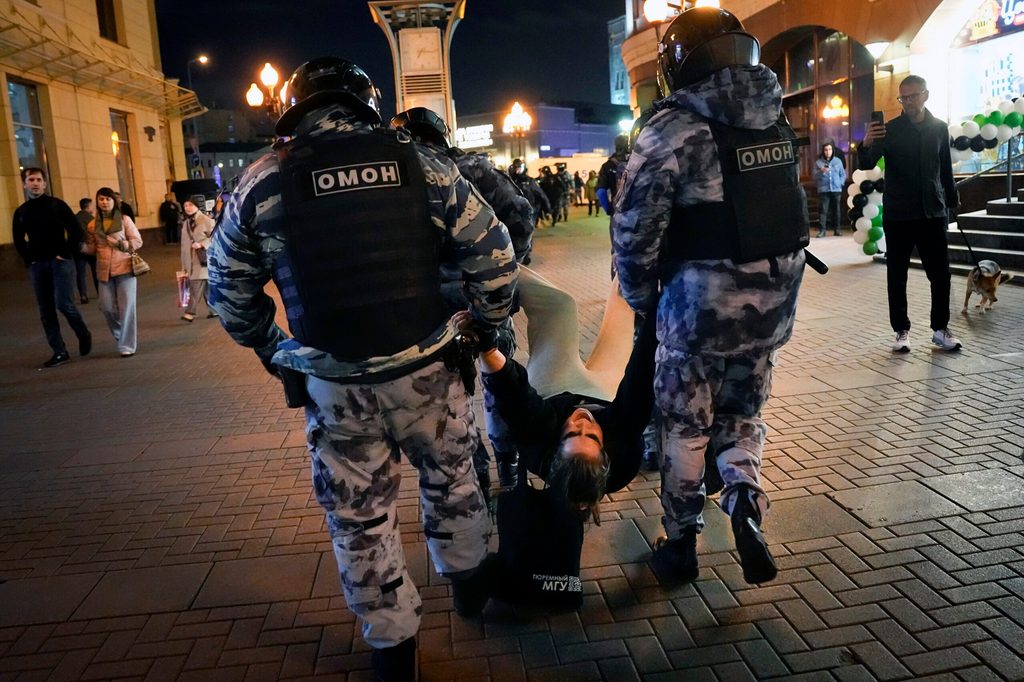 Polizisten halten einen Demonstranten während einer Demonstration gegen die Verkündung der Teilmobilmachung fest. Der russische Präsident Putin hat mit sofortiger Wirkung eine Teilmobilisierung von Reservisten in Russland angeordnet.