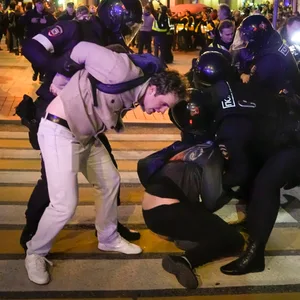 Polizisten halten Demonstranten während einer Demonstration gegen die Anordnung einer Teilmobilisierung der Streitkräfte fest.