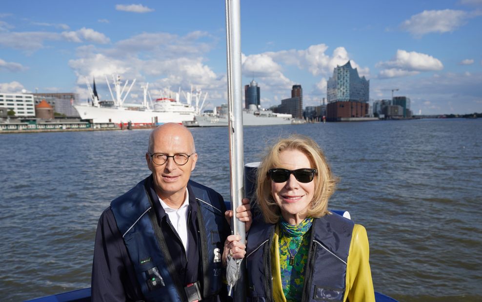 US-Botschafterin Amy Gutmann und Peter Tschentscher auf der „Chicago“
