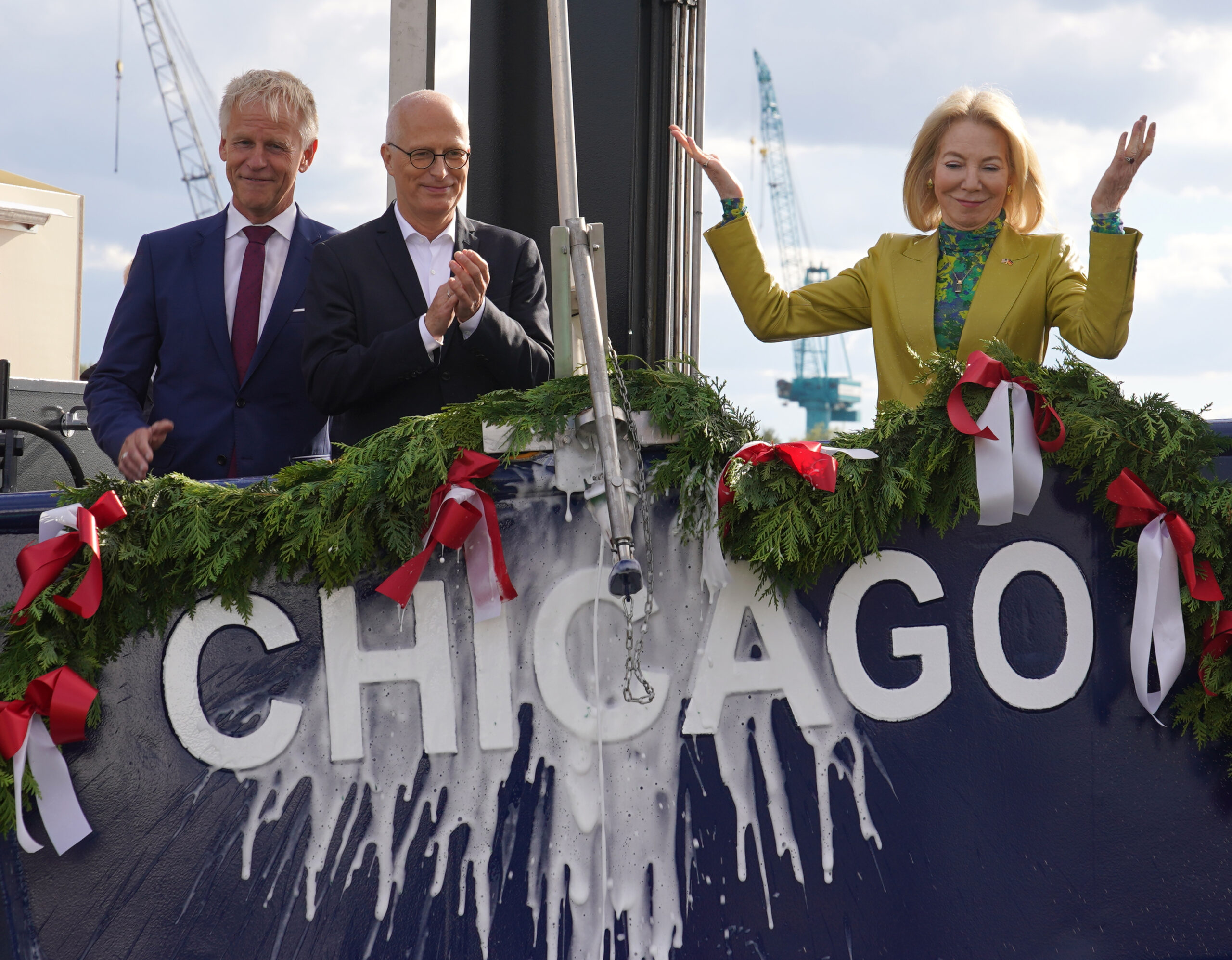 US-Botschafterin Amy Gutmann, Bürgermeister Peter Tschentscher und Jens Meier (HPA v. r.) taufen die „Chicago“