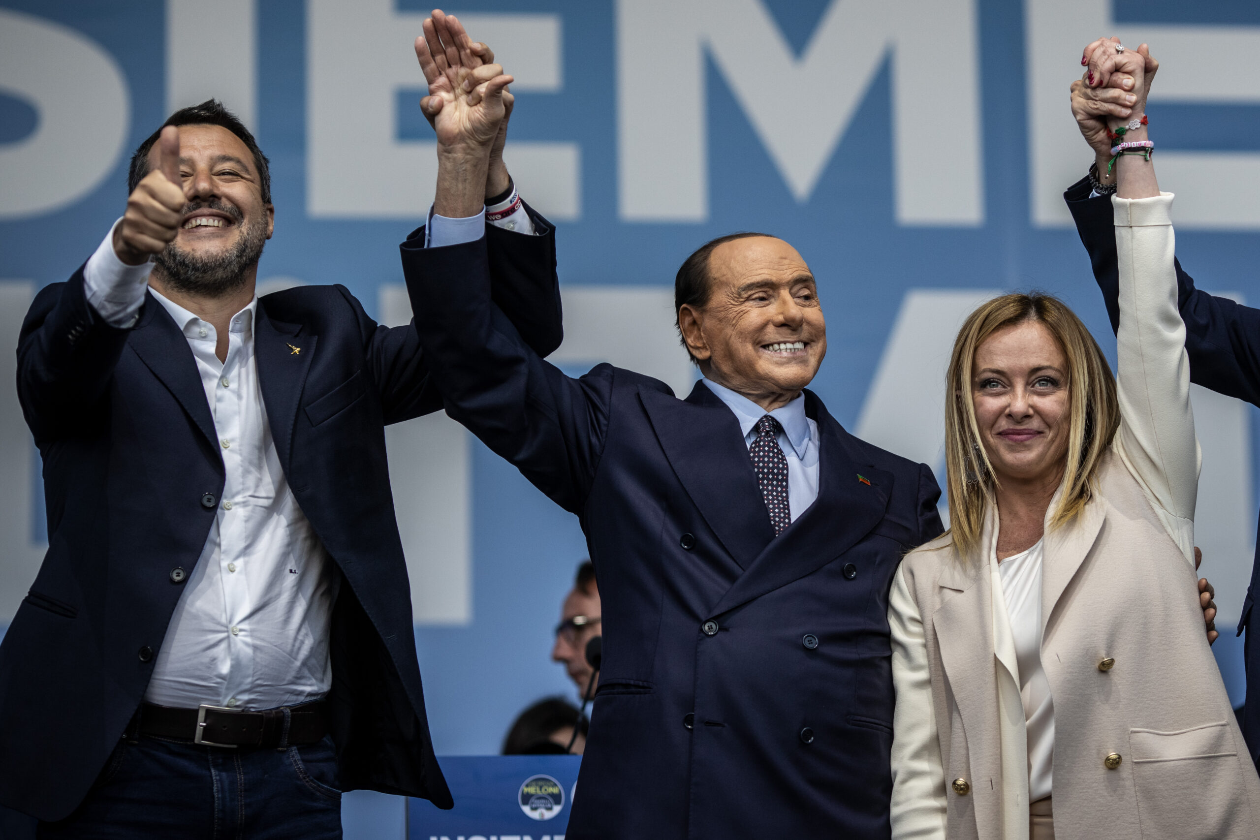 Der rechte Block um Matteo Salvini (l., Lega Nord), Silvio Berlusconi (Forza Italia) und Giorgia Meloni (Fratelli d'Italia) geht als Favorit in die Wahl.