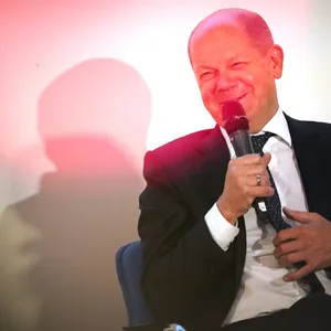 Bundeskanzler Olaf Scholz (SPD) spricht in der Patriotischen Gesellschaft zum zehnjährigen Jubiläum der Jugendberufsagentur Hamburg.