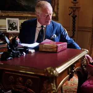 König Charles III. sitzt bei der Erledigung offizieller Regierungsaufgaben aus seiner roten Box im Buckingham Palast.